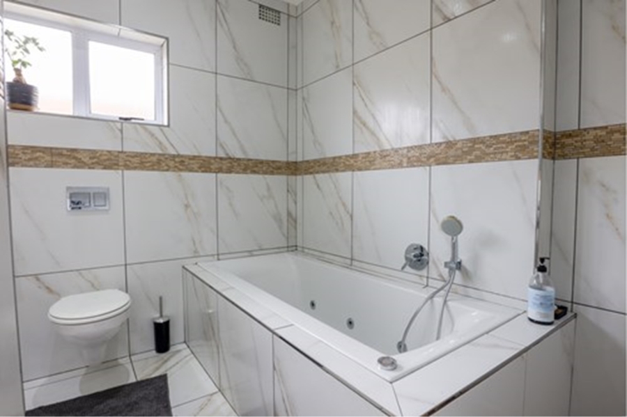 To Let 4 Bedroom Property for Rent in Monte Vista Western Cape